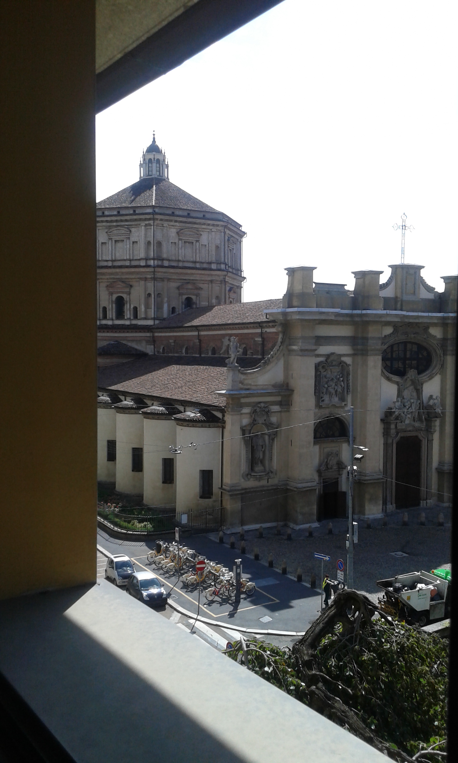 Sala al terzo piano. Vista sulla chiesa di Santa Maria della Passione.