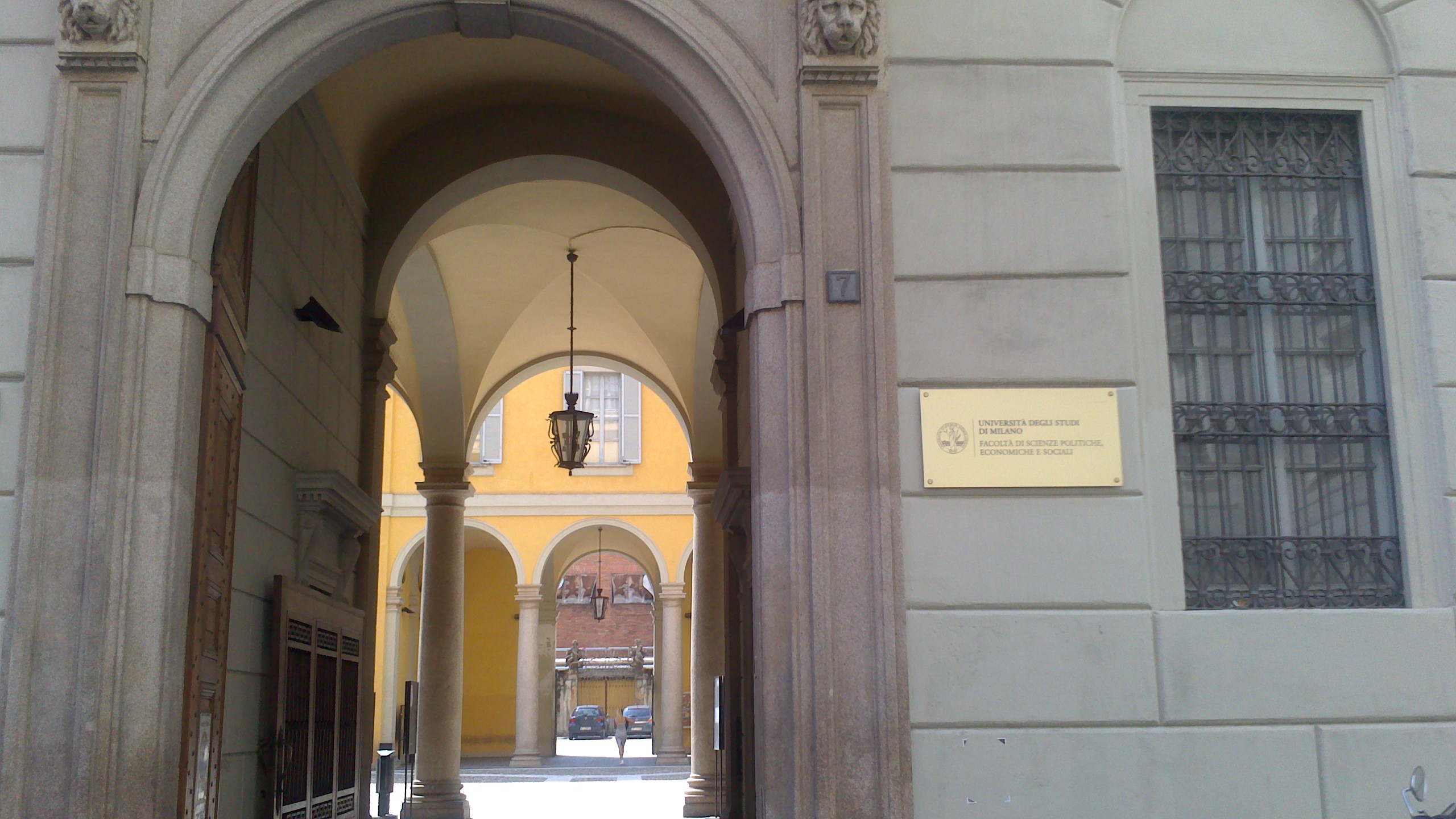 Ingresso di Palazzo Resta Pallavicino, lato via Conservatorio