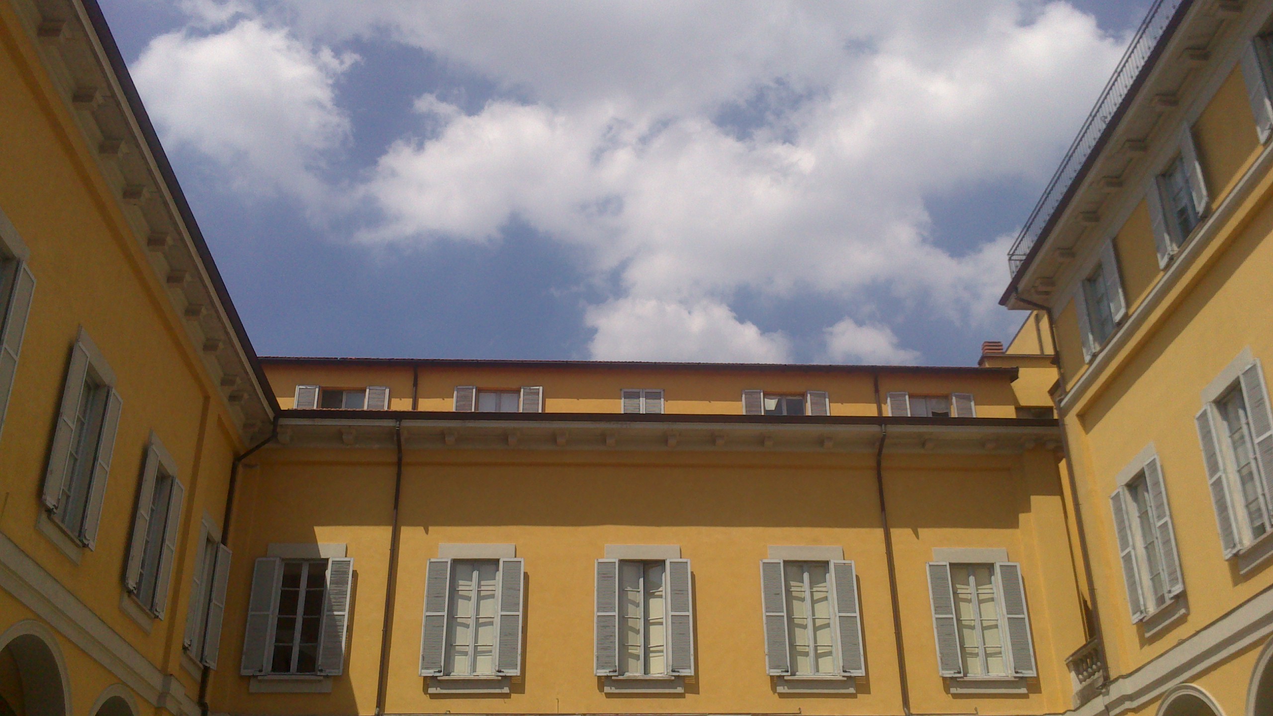 Palazzo Resta Pallavicino. Cortile all'ingresso da via Conservatorio.